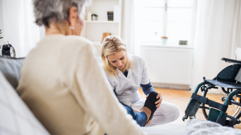 Schmuckbild: Pflege Leistung M Pflegerin mit älterer Dame