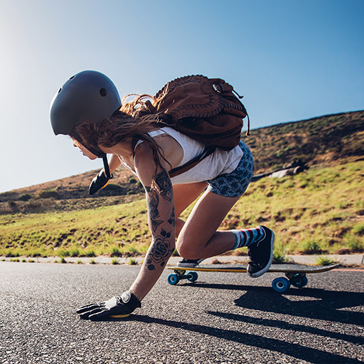 Schmuckbild: Frau auf Skateboard